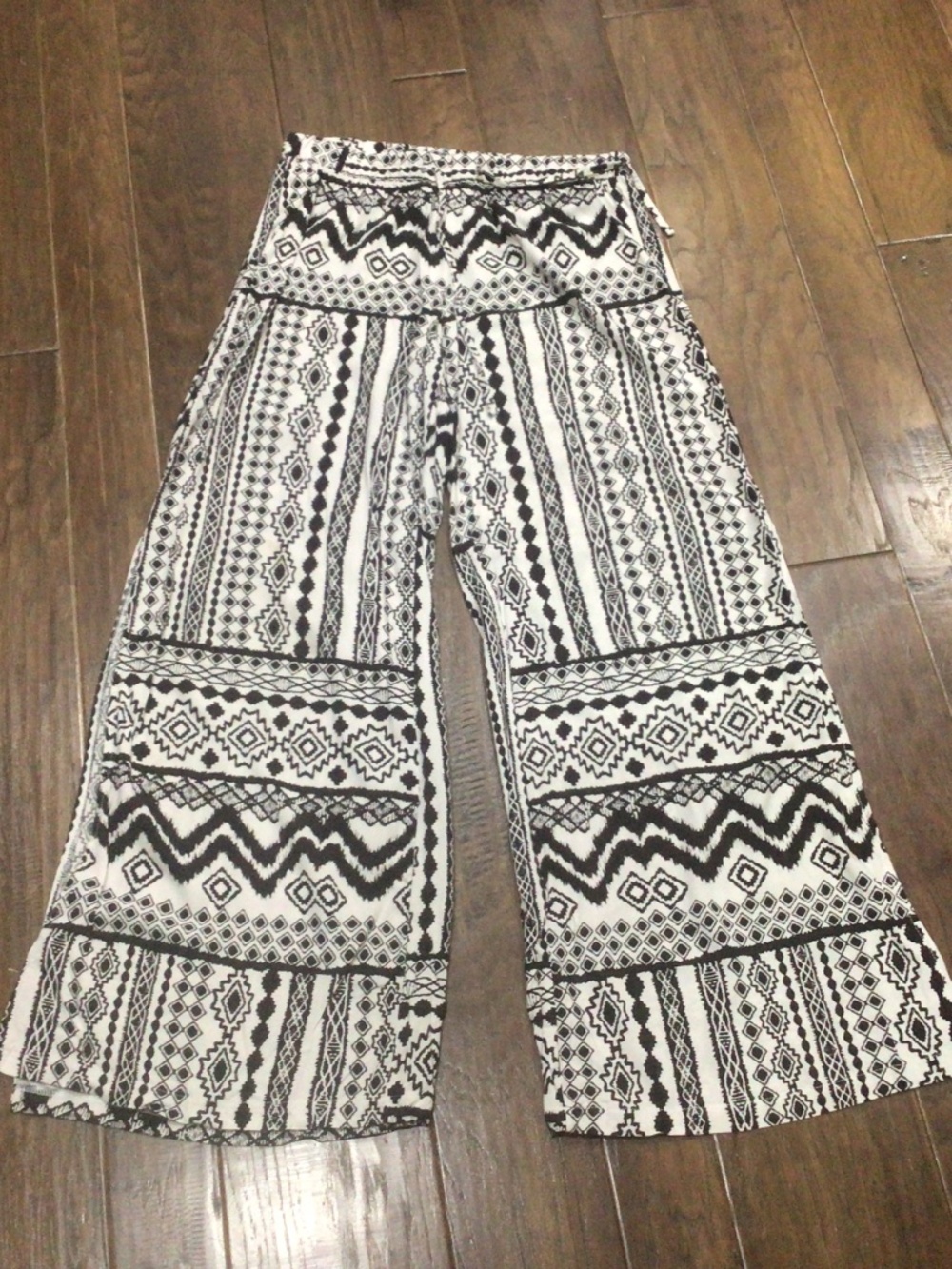 O’rageous wide leg palazzo pants in  Geometric design. Size medium
